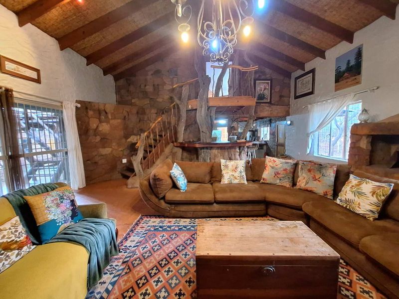 Dual-Living: Spacious 5-Bedroom House with Pool and Privacy - Photo 5