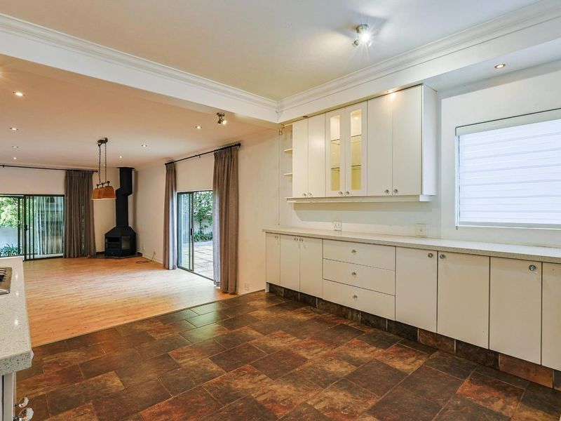 Stunning 5-Bedroom Family Home to Rent in Silver Lakes Golf Estate - Photo 9