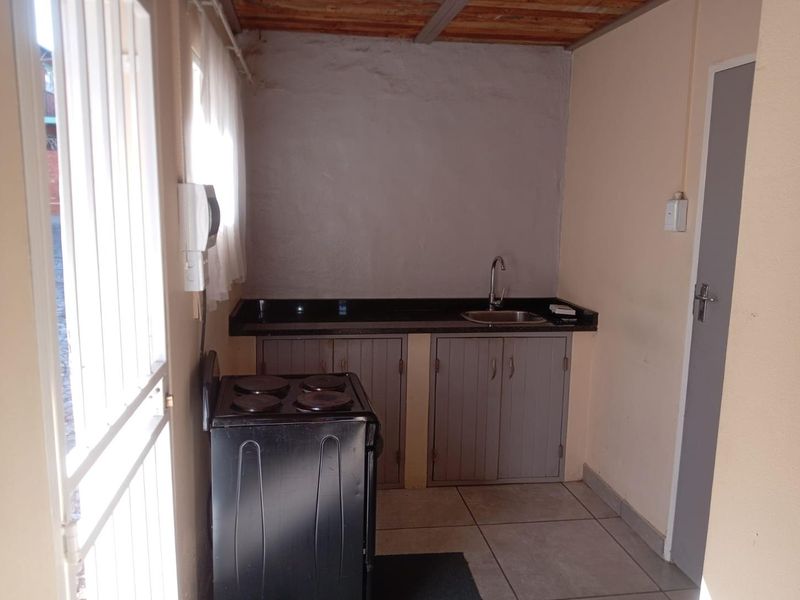 BACHELOR FLAT AVAILABLE IMMEDIATELY - Photo 8