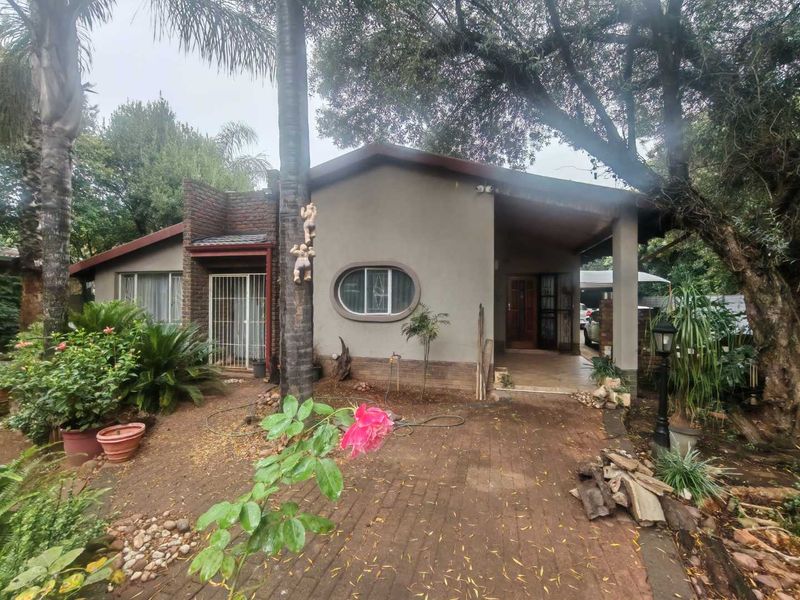 GOLDEN OLDIE - CLOSE TO SCHOOLS AND SHOPPING CENTRES - Photo 6