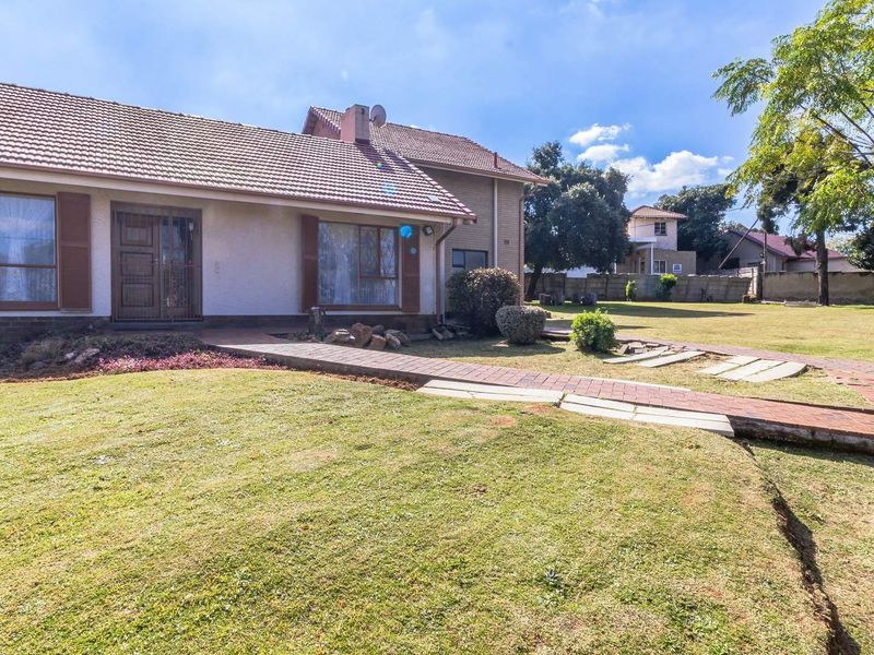 Massive 3-Bedroom Multi-Dwelling Property with 2-Bed Cottage, Pool & Study on 2,525 m2 Stand! - Photo 4