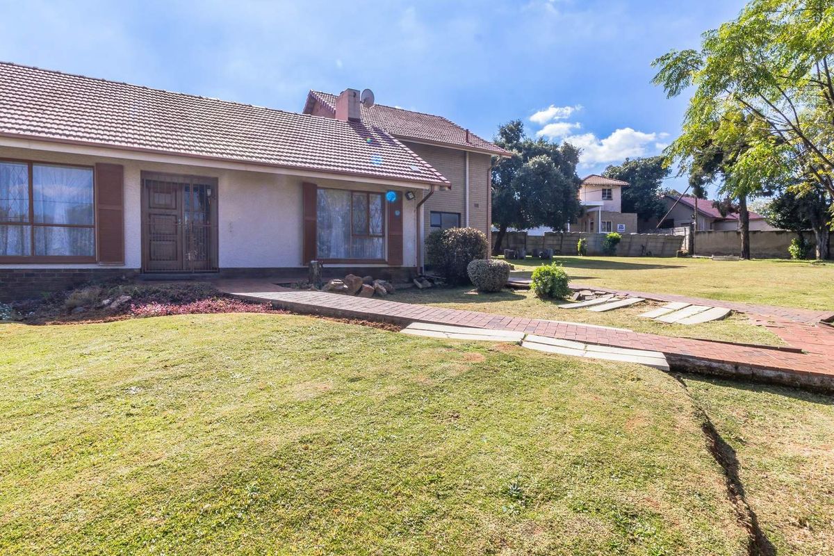 Massive 3-Bedroom Multi-Dwelling Property with 2-Bed Cottage, Pool & Study on 2,525 m2 Stand! - Photo 4