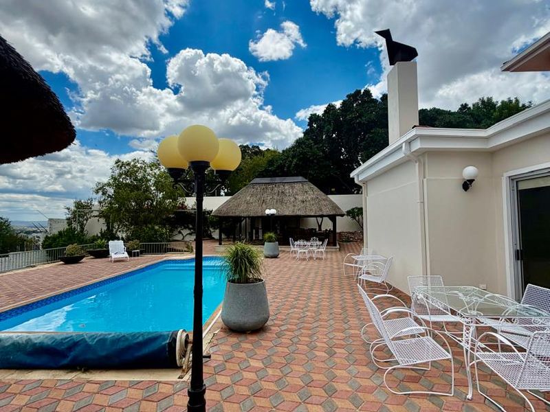 ✨🏡 JUST LISTED ULTRA-LUXURY LIVING IN WINDHOEK 🏡✨ VERY EXCLUSIVE - Photo 1