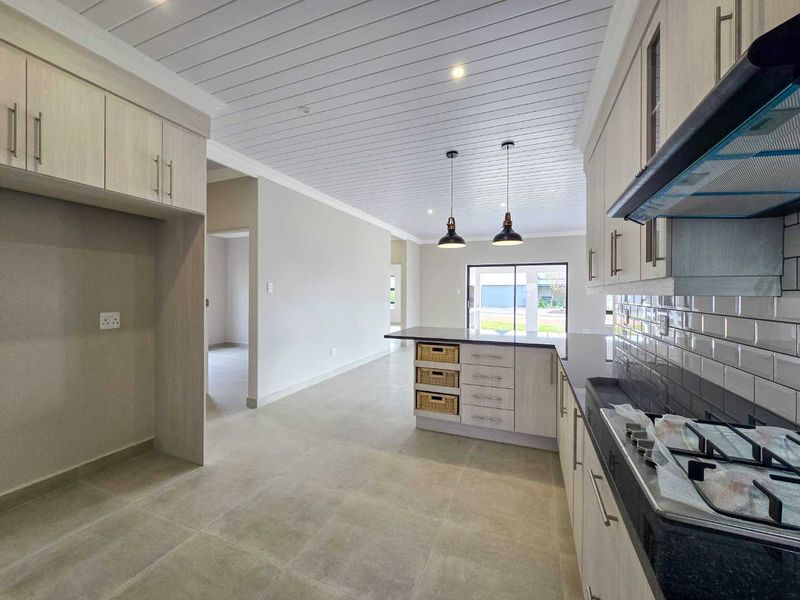 A prime, newly built home designed to satisfy the most discerning buyer. - Photo 10