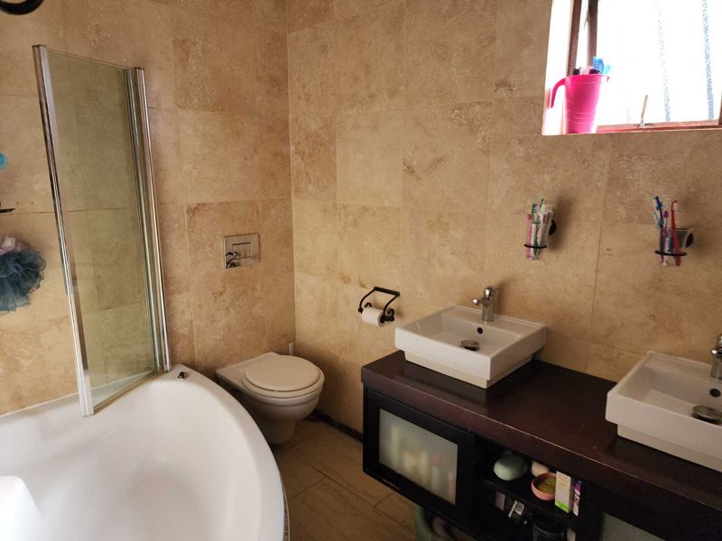 3 - 4 Bedroom Family Home - Photo 9