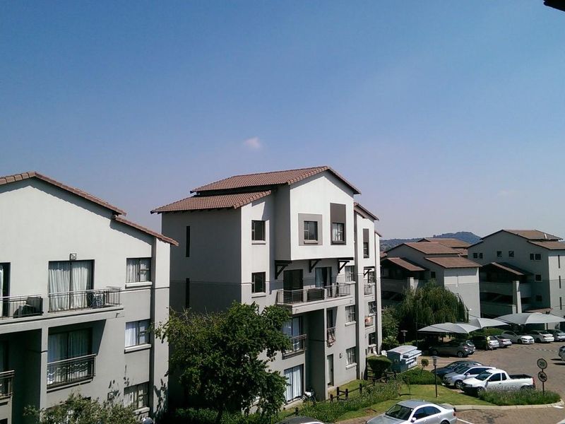 2 BEDROOM PENTHOUSE APARTMENT FOR SALE IN SUNNINGHILL. - Photo 10