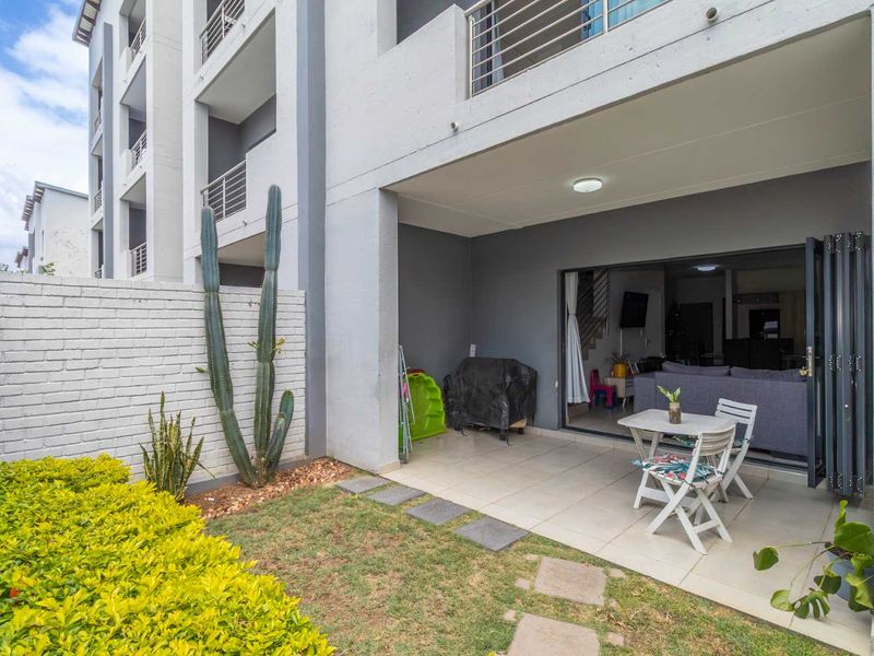 Live The Dream :  Modern Comforts and Ideal Location - Photo 2