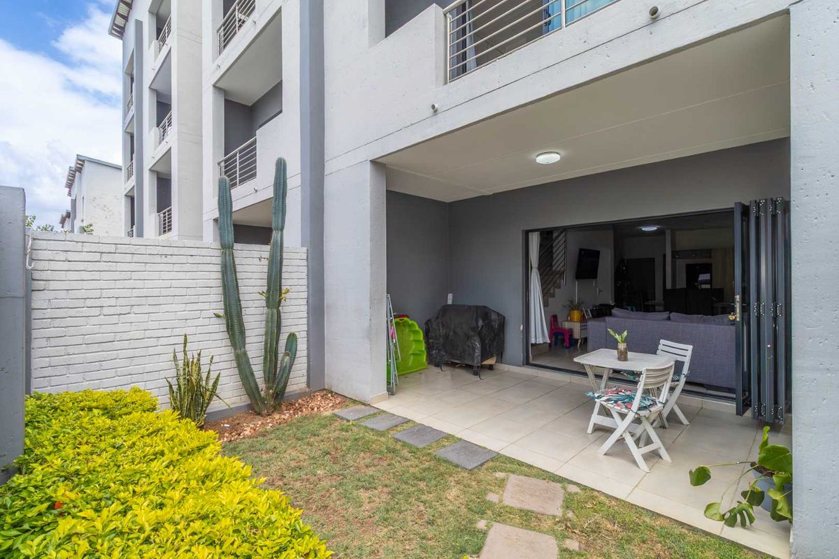 Live The Dream :  Modern Comforts and Ideal Location - Photo 2