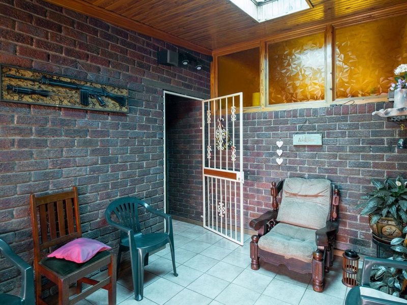 Charming 4-bedroom Facebrick home in a boomed neighbourhood - Photo 5