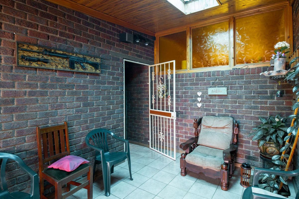 Charming 4-bedroom Facebrick home in a boomed neighbourhood - Photo 5