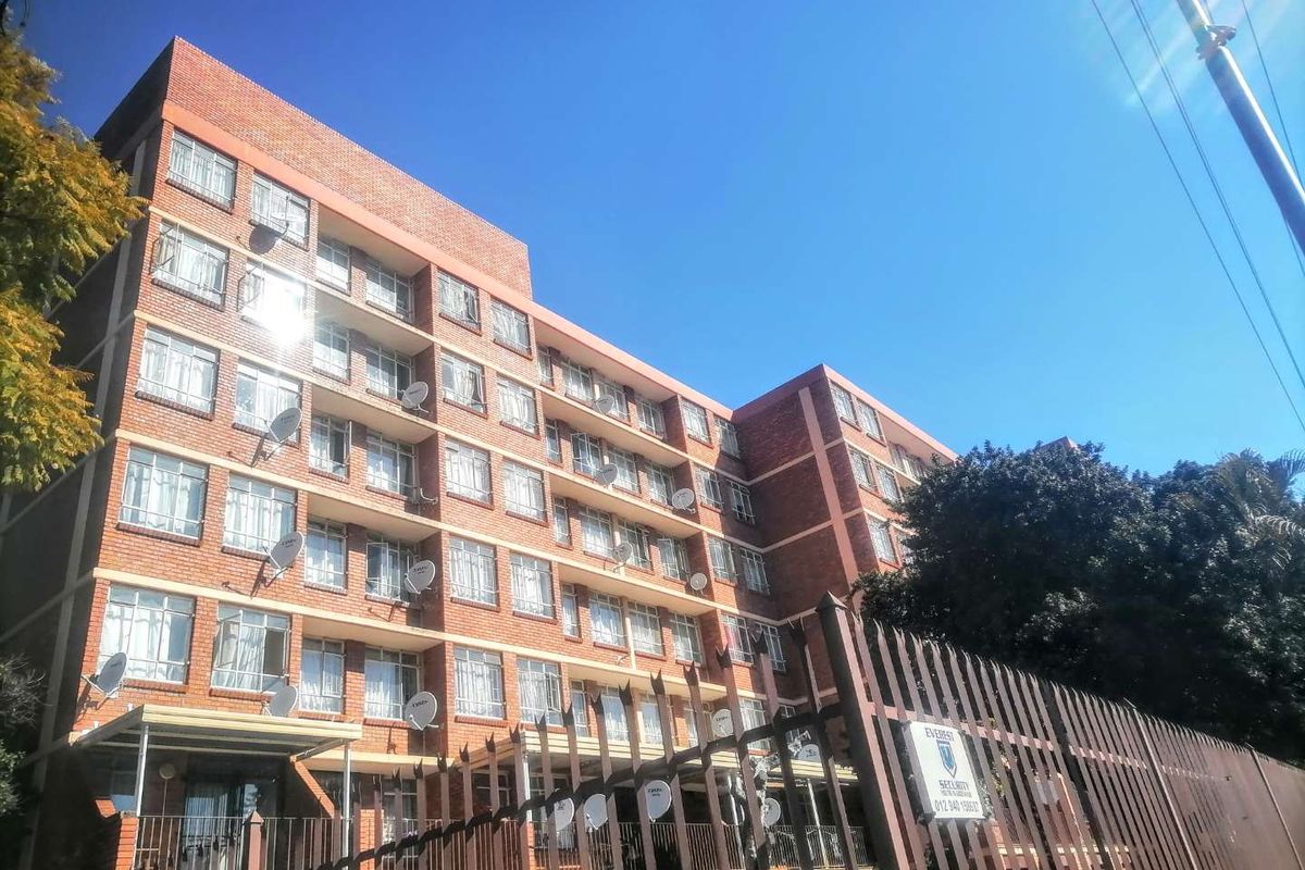 **Spacious 2-Bedroom Apartment – Great Investment Opportunity** - Photo 3