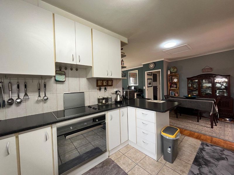 Prime Location: Impeccable Family Home for Sale - Photo 10