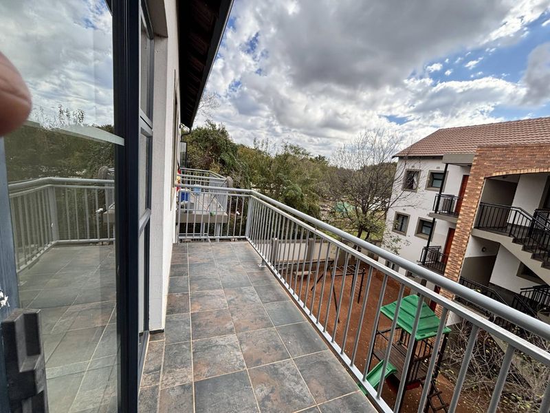 2 Bedroom unit in a secure, well-managed complex. - Photo 4