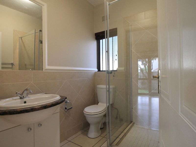 Lovely lock up and go - Photo 10