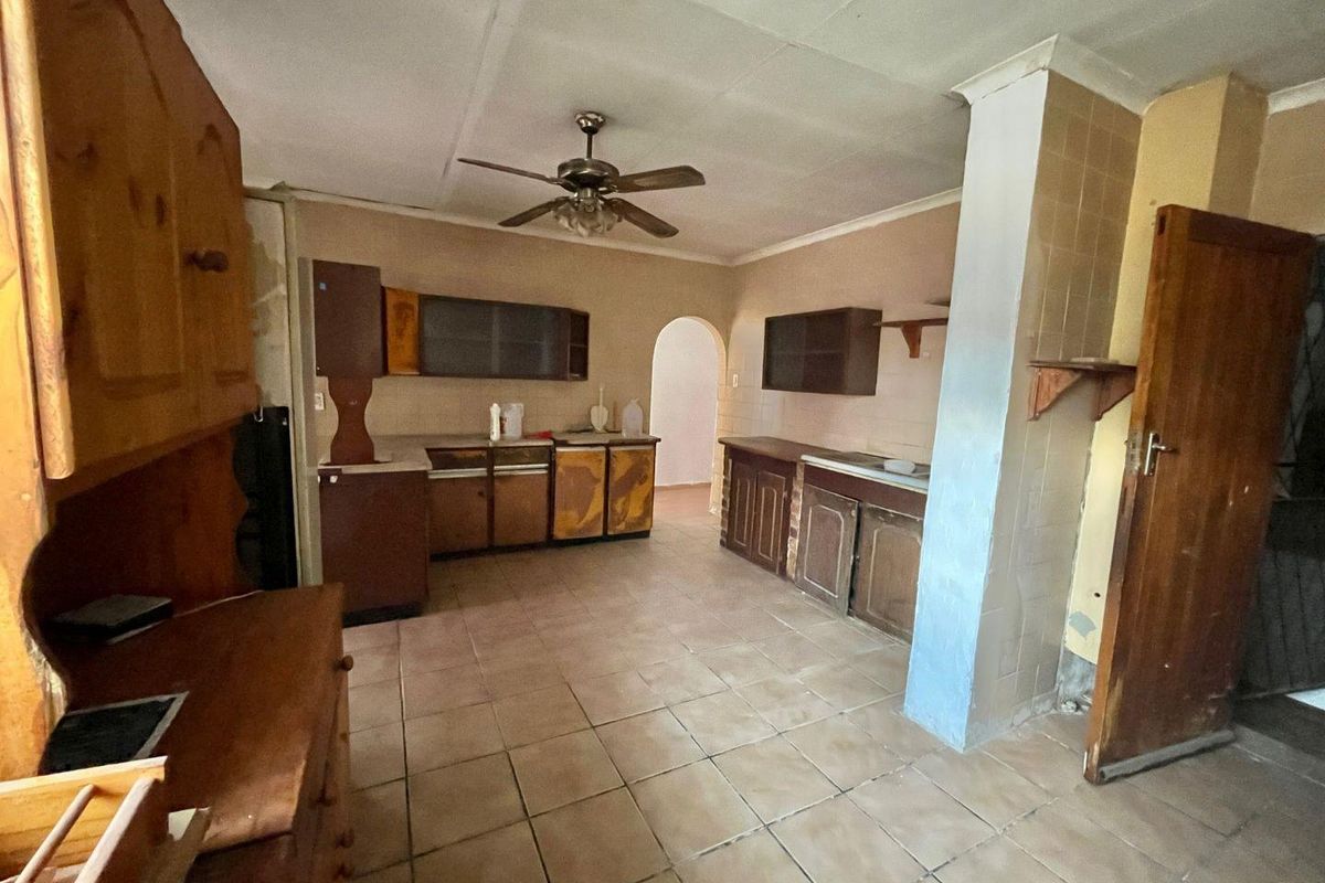 Fixer-Upper Awaits!  Three bedroom house with a potential flat and double garage fit 4 cars - Photo 3