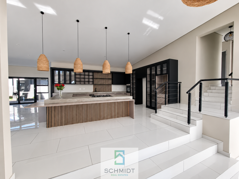Exceptional Luxury Living in Suiderhof | Home with 2 Flatlets For Sale - Photo 4