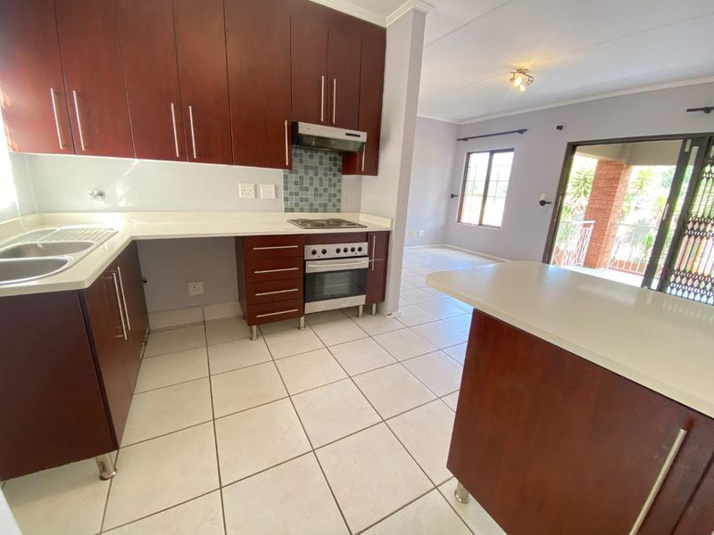 Garden Unit Living with Space, Security & Convenience in Glenvista - Photo 5