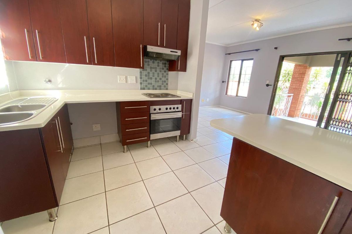 Garden Unit Living with Space, Security & Convenience in Glenvista - Photo 5