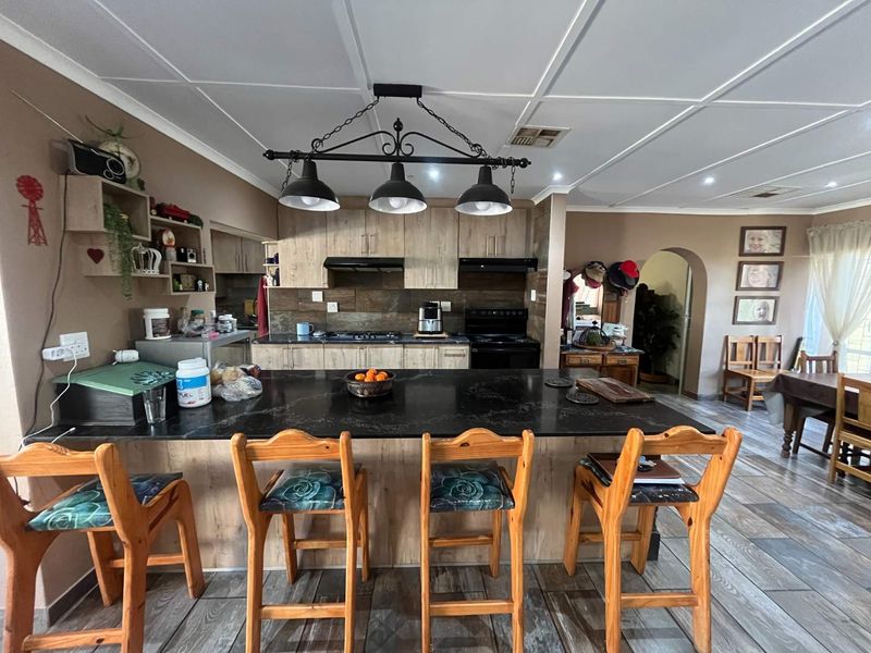 Stunning 3-Bedroom Family Home with 2-Bedroom Flat in a Prime Location - Photo 5