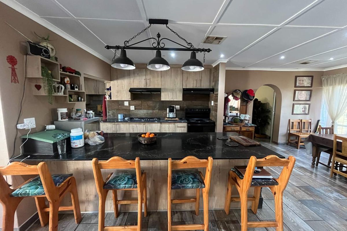 Stunning 3-Bedroom Family Home with 2-Bedroom Flat in a Prime Location - Photo 5