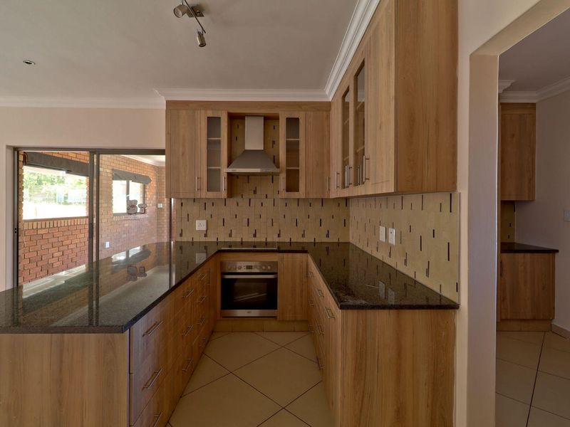Spacious, ultra-modern 3 bedroom 1st Floor Apartment - Photo 2