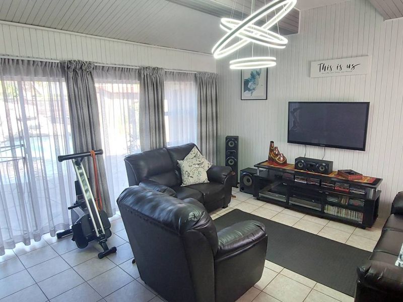 3 bedroom Entertainer with 2 bed Flat on Corner Stand - Photo 2