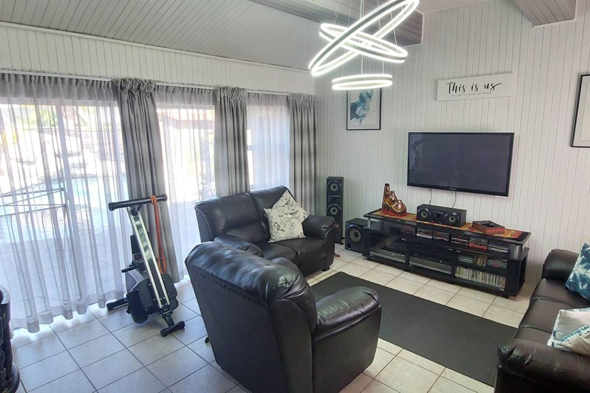 3 bedroom Entertainer with 2 bed Flat on Corner Stand - Photo 2