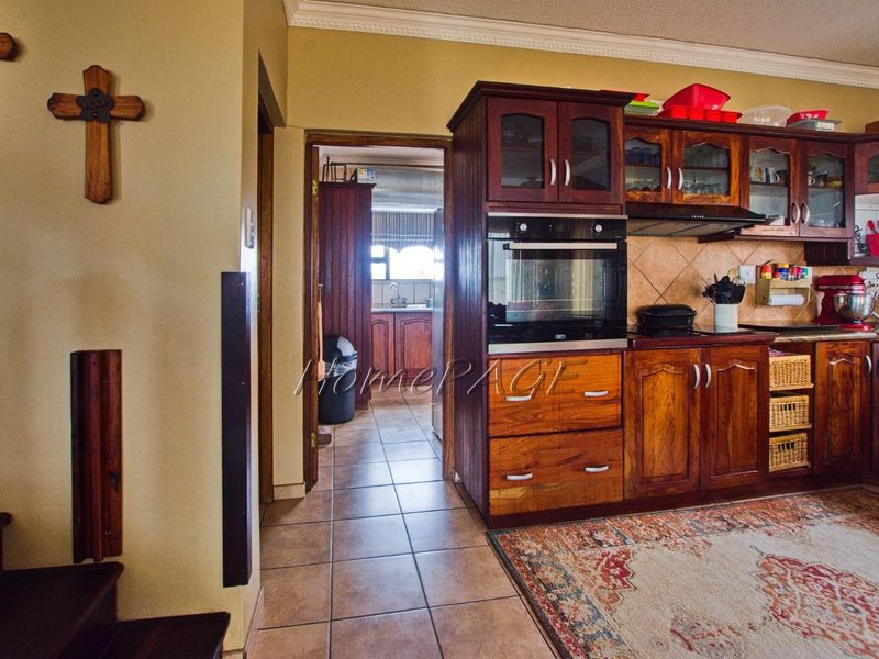 Ext 6, Beach Front, Henties Bay: HUGE 7 Bedr home with sea views for sale - Photo 9