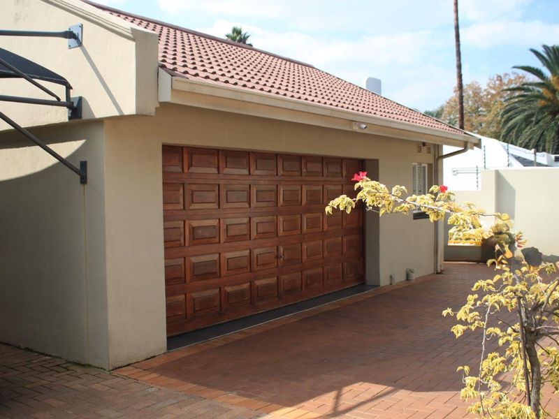 Modern Elegance Meets Timeless Luxury – Stunning 4-Bedroom Home with Pool, Cottage & Study for Sale in Bedfordview - Photo 4