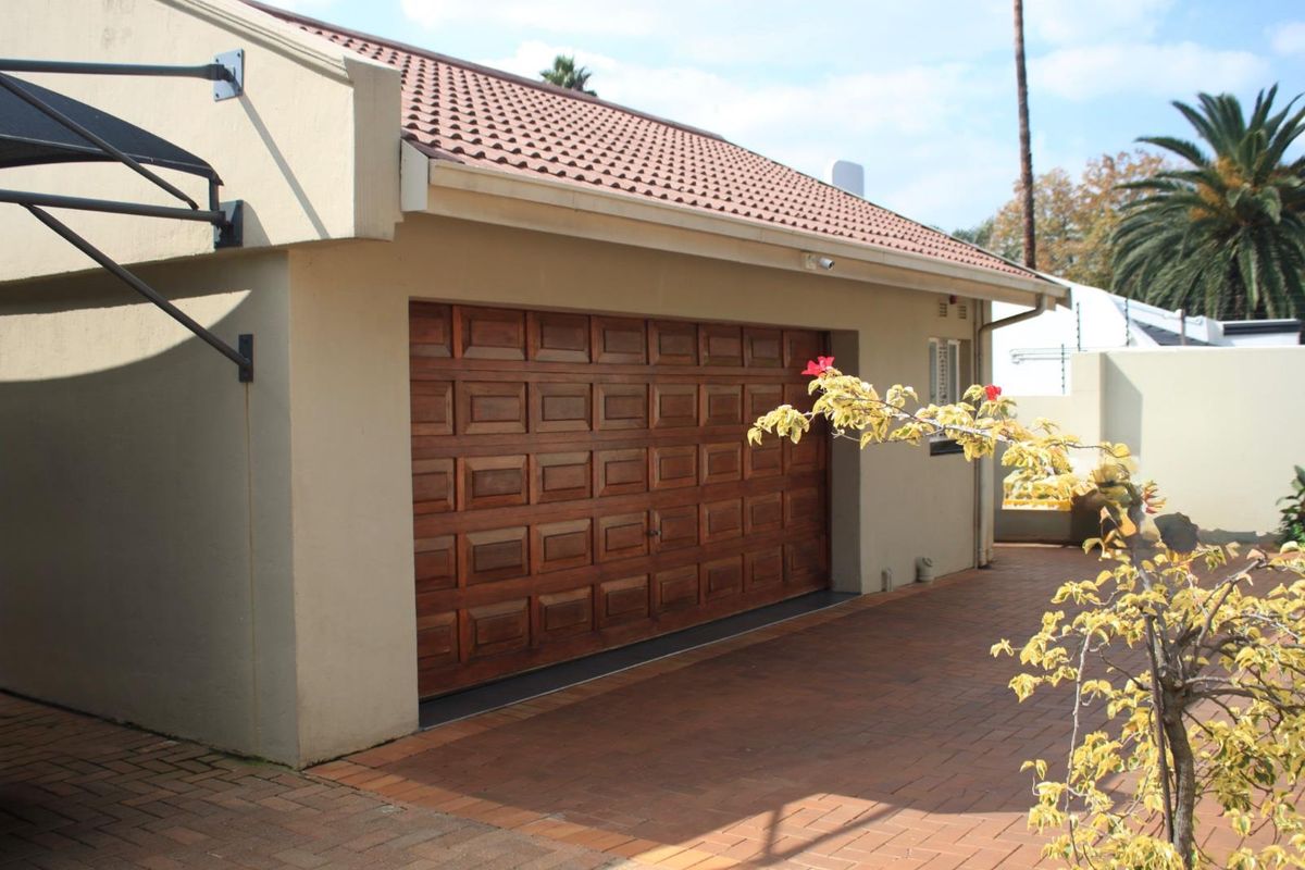 Modern Elegance Meets Timeless Luxury – Stunning 4-Bedroom Home with Pool, Cottage & Study for Sale in Bedfordview - Photo 4