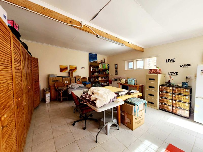 Corner property with 2 flats. - Photo 10