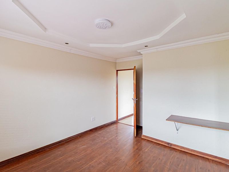 5 Bedroom Double Storey Family Home With pool,Solar & Exceptional Entertainment Spaces - Photo 10