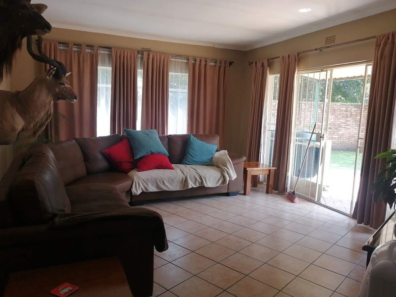 This home with modern kitchen & bathrooms has a lot to offer! - Photo 6