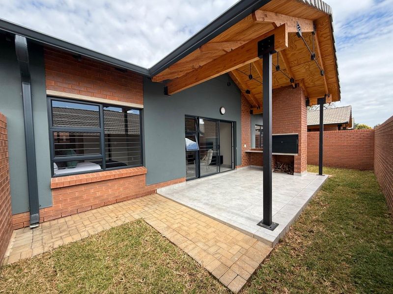 Sophisticated 3-Bedroom Simplex with Double Garage and Private Garden Sanctuary - Photo 2