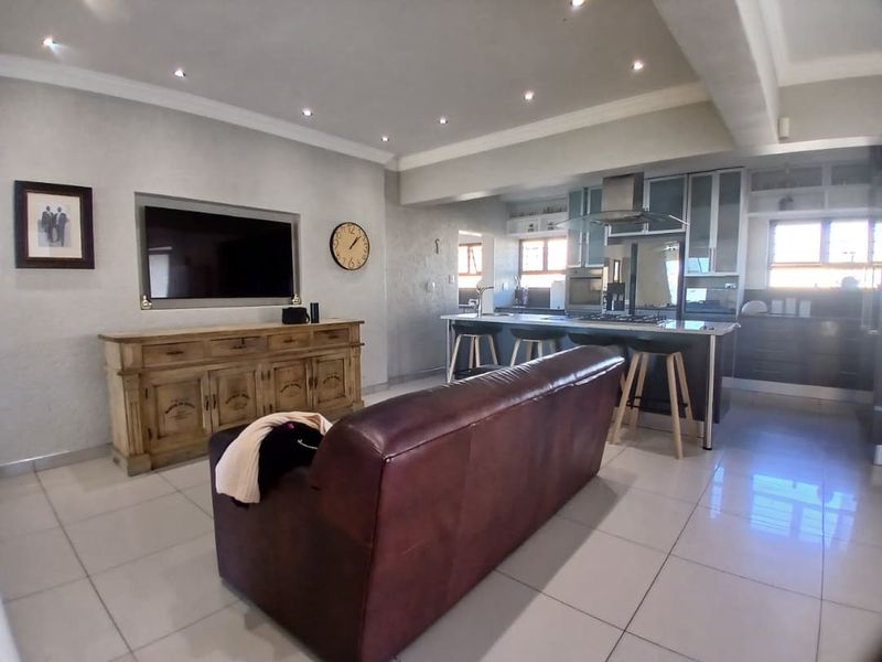 4-Bed Family Home - close to Private School - Photo 9