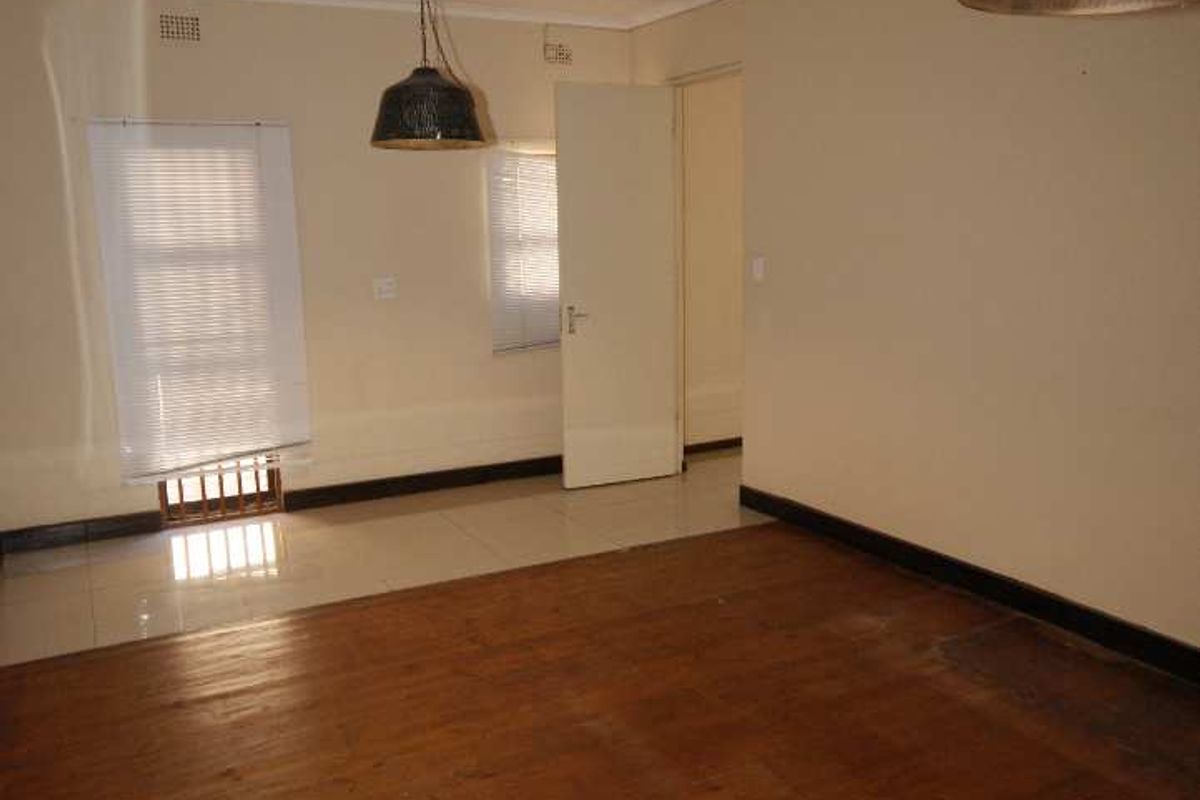 Spacious Office Accommodation - Photo 5