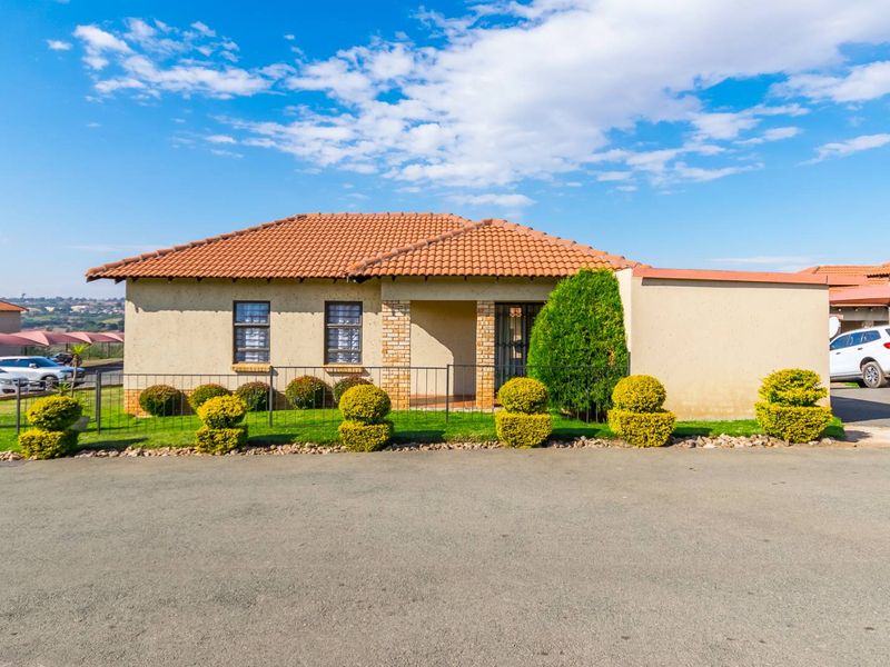 Elegant 3-bedroom home in secure complex with a beautiful garden in Grobler Park - Photo 2