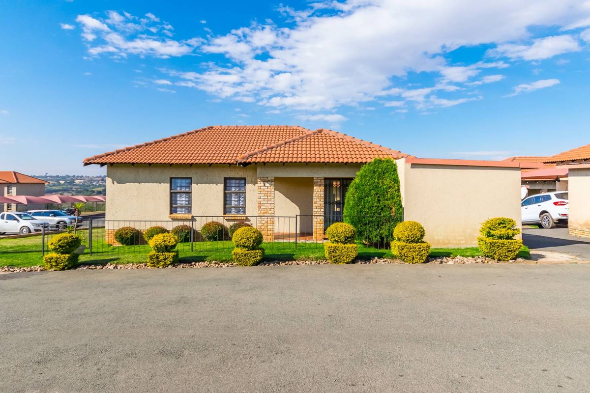 Elegant 3-bedroom home in secure complex with a beautiful garden in Grobler Park - Photo 2