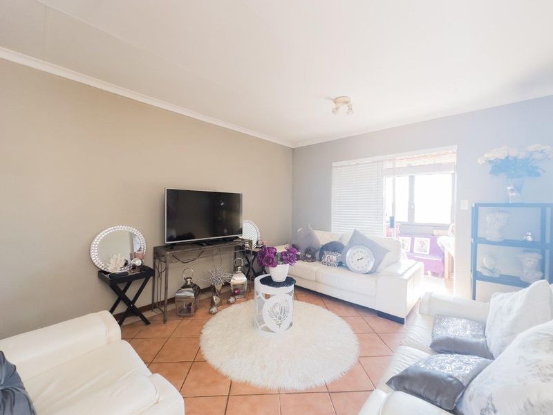 2 Bedroom Townhouse with en-closed balcony - Photo 4