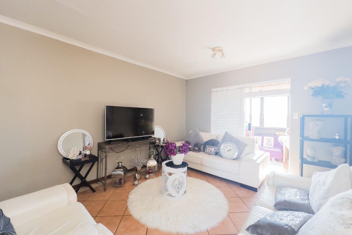 2 Bedroom Townhouse with en-closed balcony - Photo 4