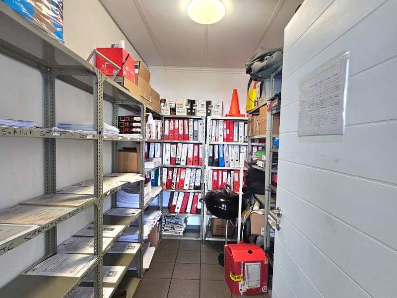 Modern 100m2 Office for Sale in Southern Industrial! - Photo 8