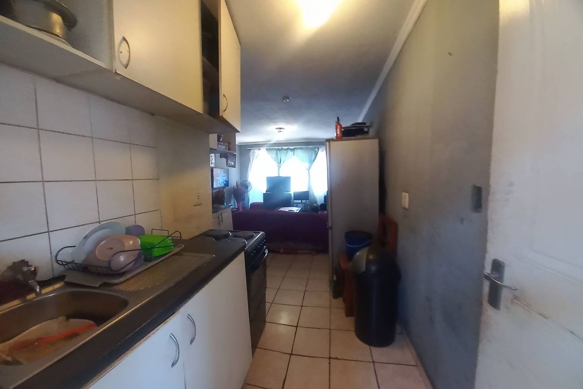 A 2 BEDROOM APARTMENT - Photo 5