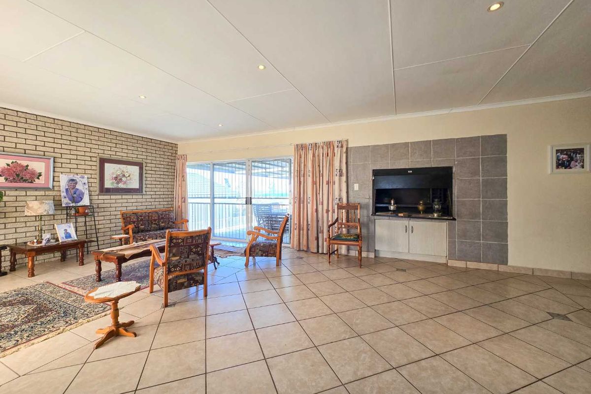 Low maintenance family home for sale in Stilbaai-Wes. - Photo 4