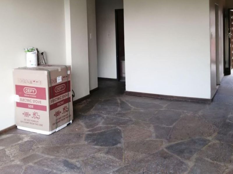 Your Ideal Home: 2.5 Beds, Secure Parking, and More! - Photo 4