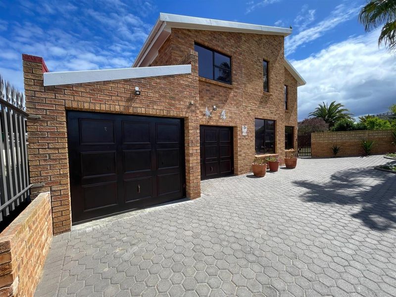 Entertainer's Dream 4 Bedroom House For Sale in Tergniet, Groot Brakrivier - Photo 2