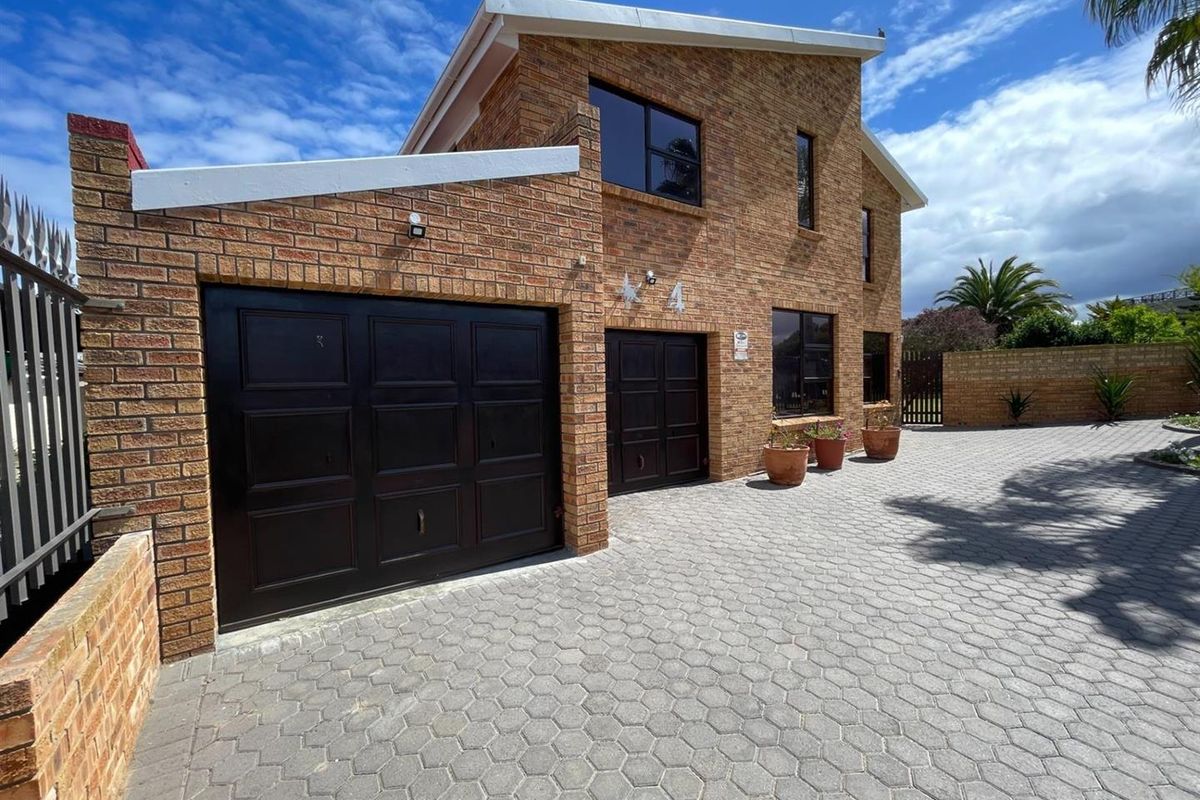 Entertainer's Dream 4 Bedroom House For Sale in Tergniet, Groot Brakrivier - Photo 2