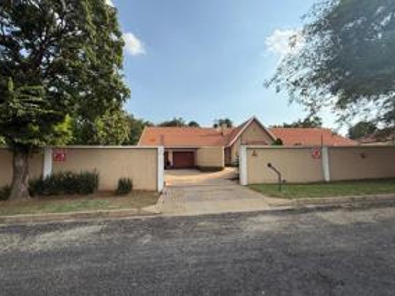 Spacious 4-Bed, 2-bath Family Home on a Massive Stand - Photo 9