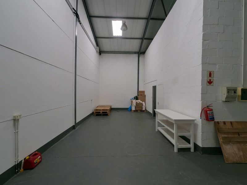 MINI WAREHOUSE/OFFICES TO LET - MONTAGUE GARDENS - Photo 4