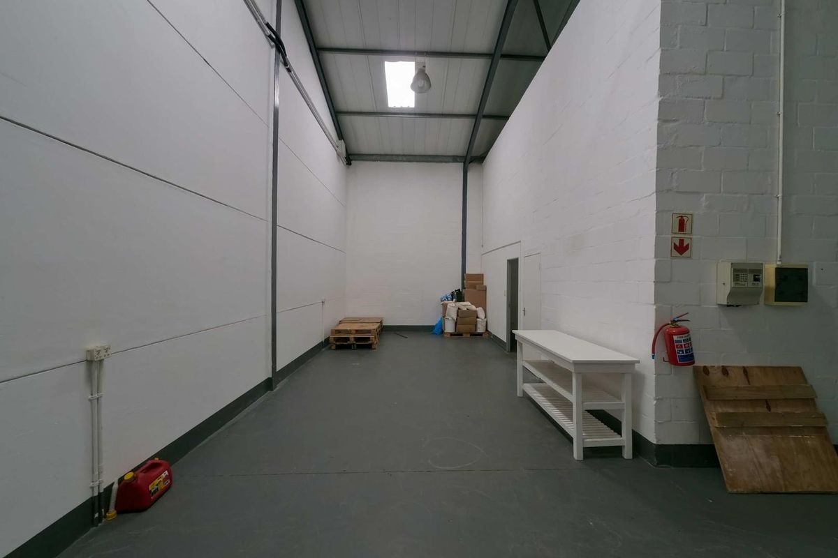 MINI WAREHOUSE/OFFICES TO LET - MONTAGUE GARDENS - Photo 4