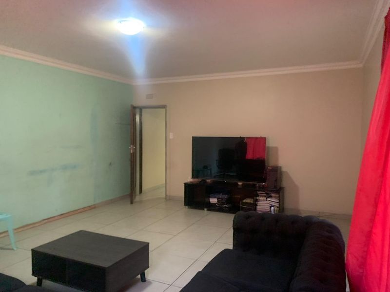 Charming 4-Bedroom Home for Sale in The Hill Ext 6, Johannesburg - Photo 8